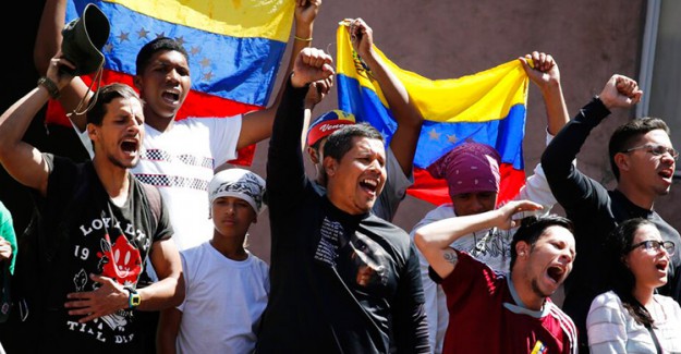 Venezuela'da Maduro Yanlısı Gençler Sokağa İndi