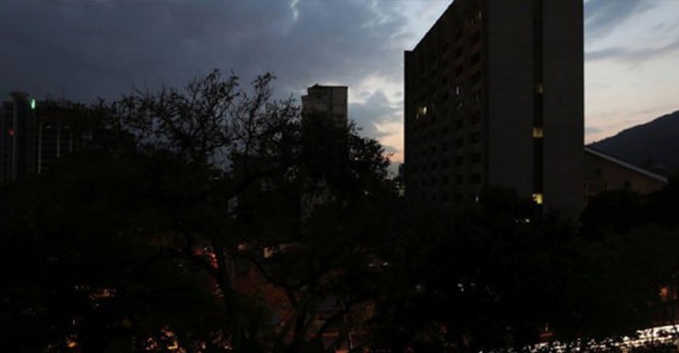 Venezuela'nın 22 Eyaletinde Elektrikler Kesildi, Hayat Durdu