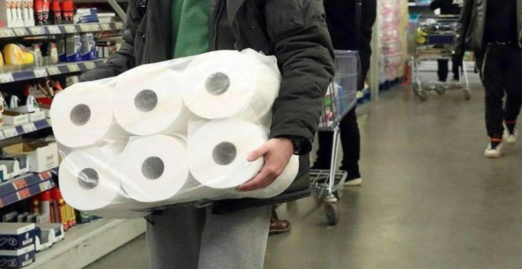 XL tuvalet kağıdının fiyatı ortalığı karıştırdı! Millet market önünde izdiham yarattı