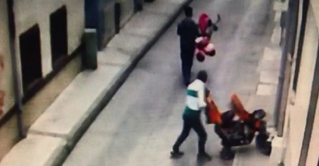 Yabancı Uyruklu İki Hırsız İkizlerin Bebek Arabasını Böyle Çaldı