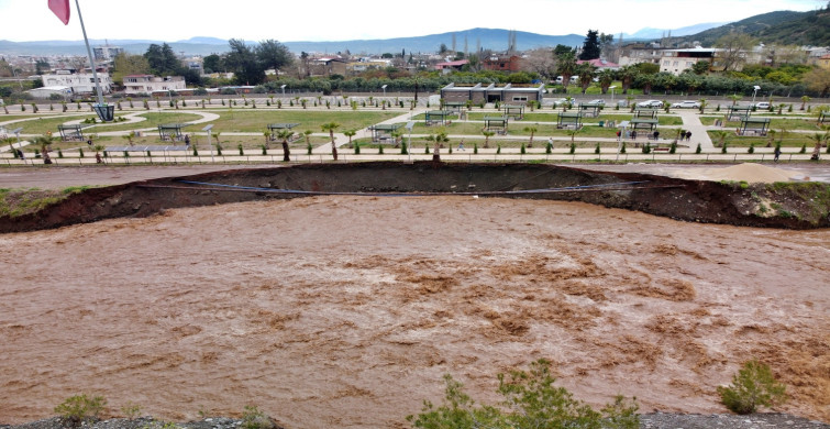 Yağışlar hayatı felç etti: Osmaniye'de Karaçay Deresi'nin kenarındaki toprak yol çöktü!
