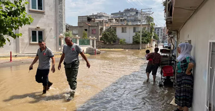 Yağmur yağmadan evleri su bastı: İzmir’de sokaklar yine göle döndü