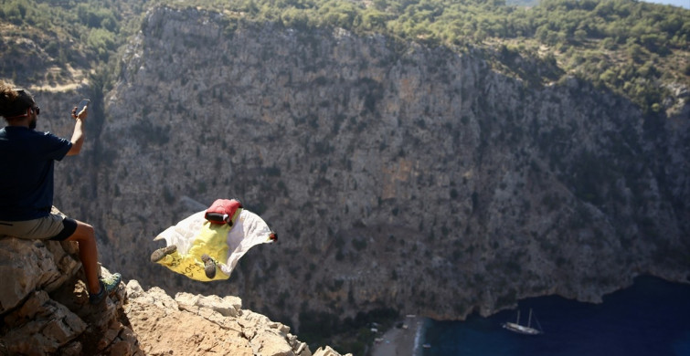 Yarasa Adam Cengiz Koçak, Fethiye'de Unutulmaz Bir Wingsuit Atlayışı Gerçekleştirdi