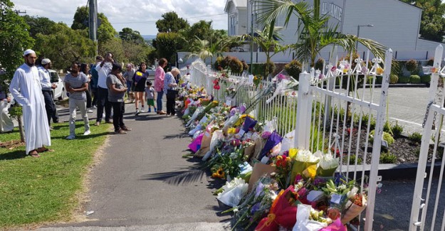 Yeni Zelanda Halkı Saldırının Ardından Camilere Akın Ederek İslam Hakkında Bilgi Alıyor