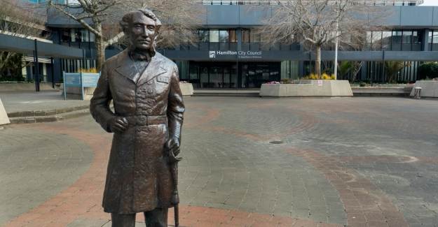Yeni Zelanda'da Kente Adı Verilen John Hamilton'ın Heykeli Kaldırıldı