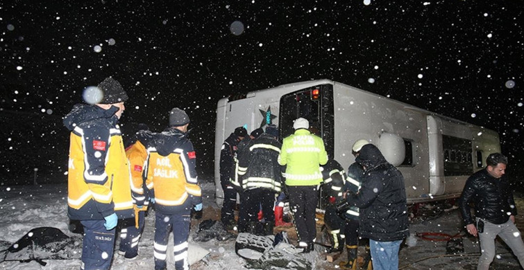 Yoğun kar yağışı can aldı: Yolcu otobüsü devrildi ölü ve yaralılar var