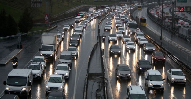 Yoğun Yağışla Birlikte, İstanbul’da Trafik Kitlendi