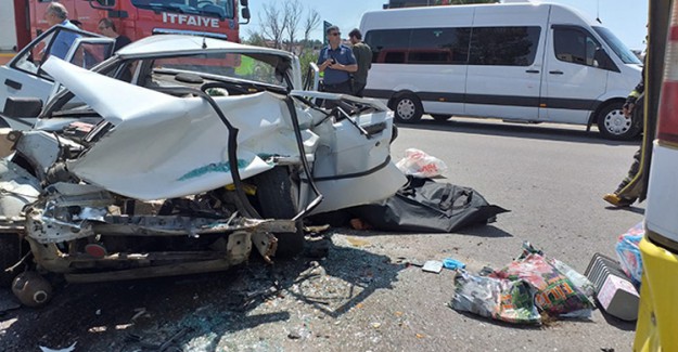 Yolcu Otobüsüne Çarpan Otomobilde 1 Kişi Öldü