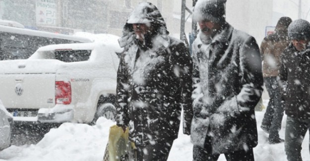Yüksekova'da Yoğun Kar Etkisini Sürdürüyor