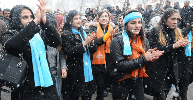 Yüksekova'daki AK Parti Seçim Bürosu Geniş Katılımla Açıldı