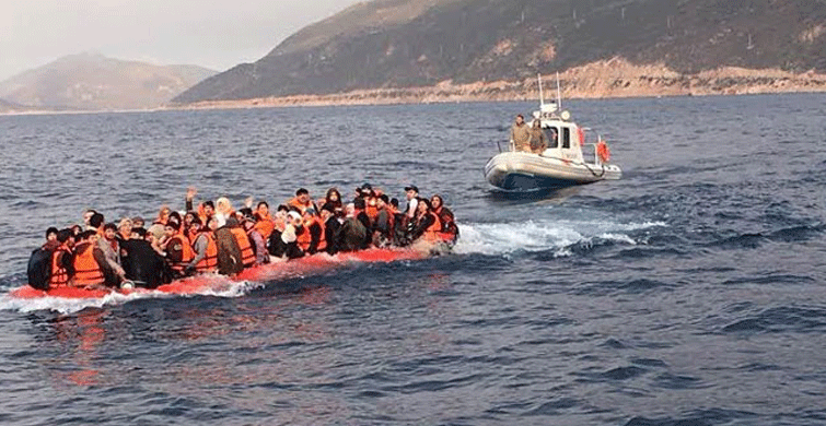  Yunanistan Göçmenlere Denize Set Çekiyor