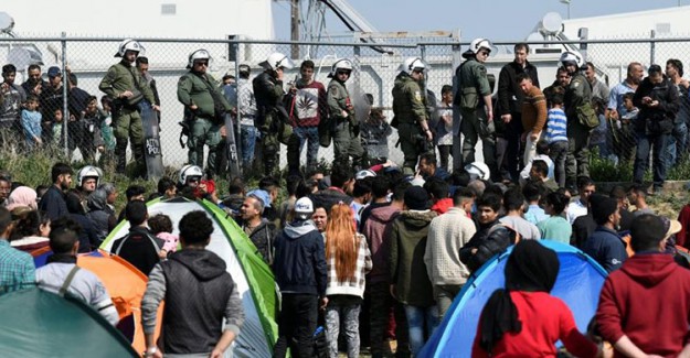 Yunanistan Sınırda Toplanan Mültecilere Geri Dönme Çağrısında Bulundu
