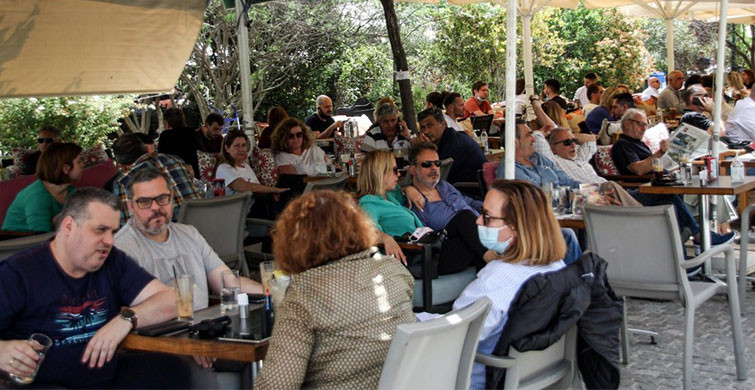 Yunanistan’da Restoran ve Kafeler Hizmete Başladı