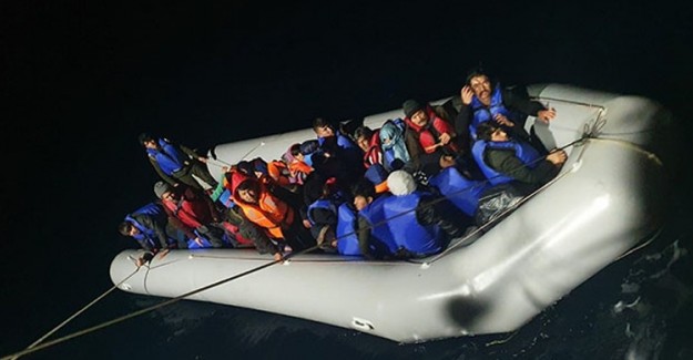 Yunanistan’ın Denizin Ortasında Bıraktığı 130 Göçmeni Sahil Güvenlik Kurtardı