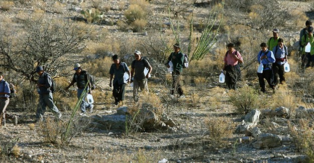 Yüzlerce Göçmen ABD Sınırına Giden Göçmen Kervanını Bıraktı 