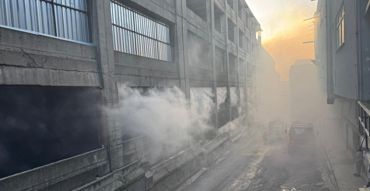 Zeytinburnu'nda Yangın Alarmı: 12 Katlı Binada Müdahale Devam Ediyor