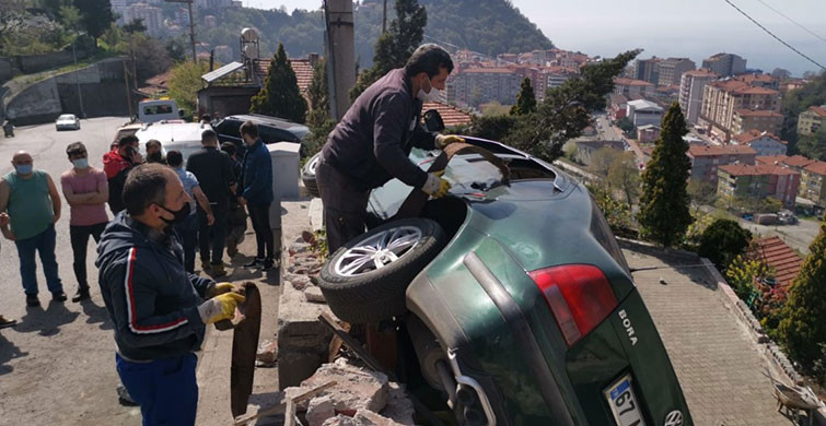 Zonguldak’ta Kontrolden Çıkan Otomobil Duvara Çarptı