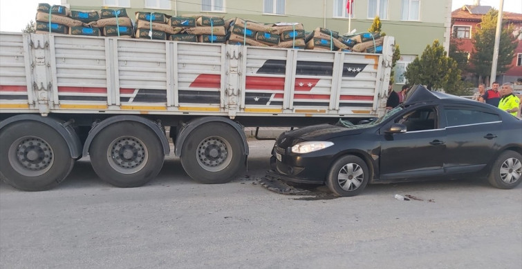 Çorum'da Park Halindeki Tıra Çarpan Otomobilde 4 Yaralı