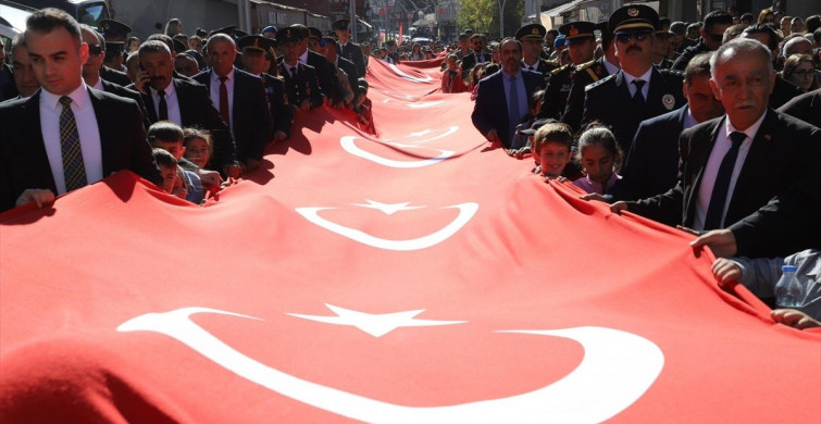 Çukurca'da 29 Ekim Bayrak Yürüyüşü