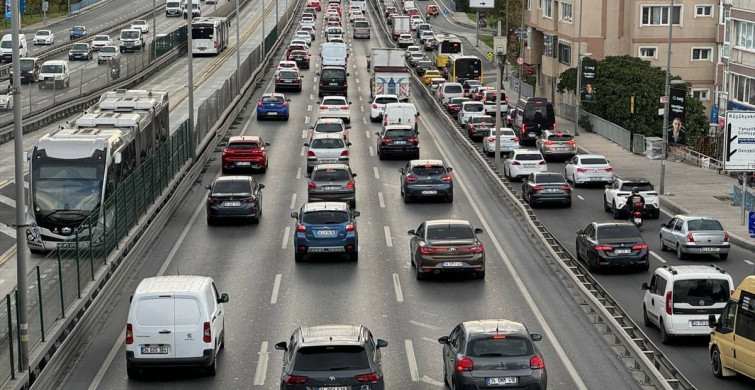 İstanbul'da Sağanak Yağış Trafiği Felç Etti