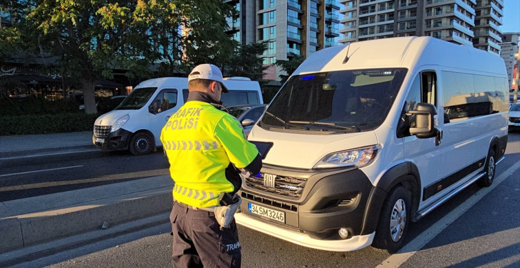 İstanbul'da Trafik Denetimi: Çakar-Siren ve Emniyet Şeridi İhlalleri Kontrol Edildi