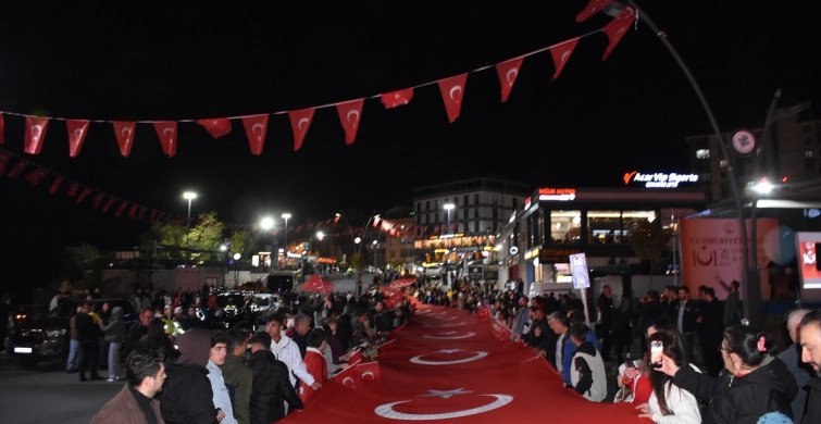 Şırnak'ta 29 Ekim Coşkusu: 101 Metrelik Türk Bayrağı ile Fener Alayı