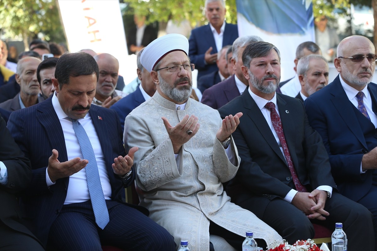 Diyanet İşleri Başkanı Ali Erbaş, Hatay'da yapımı tamamlanan 40 caminin toplu açılış törenine...