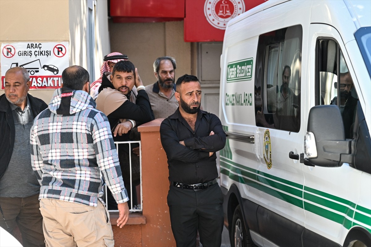 Adana'nın merkez Sarıçam ilçesindeki mezarlıkta tabancayla vurulan anne ve iki kızının cenazeleri...