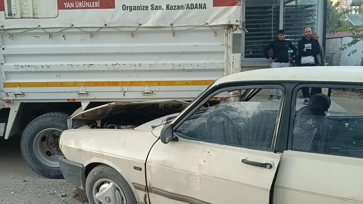 Adana'nın Kozan ilçesinde park halindeki kamyonete çarpan otomobildeki 1'i çocuk 3 kişi...