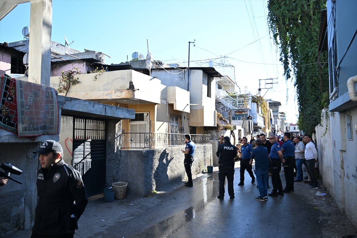 Adana'nın merkez Yüreğir ilçesinde yangın çıkan evdeki Suriye uyruklu 3 çocuk hayatını kaybetti....