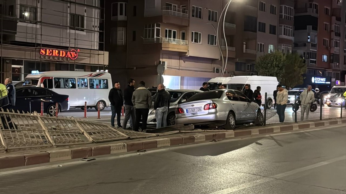 Afyonkarahisar'da meydana gelen zincirleme trafik kazasında 2 kişi yaralandı.