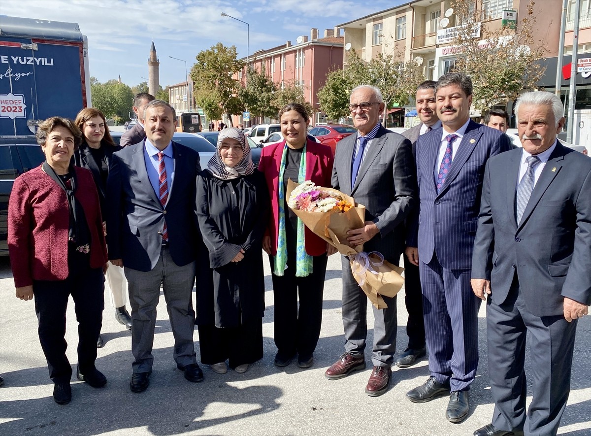 AK Parti Genel Başkan Yardımcısı Yusuf Ziya Yılmaz (sağ 3), AK Parti Kırşehir İl Başkanlığını...