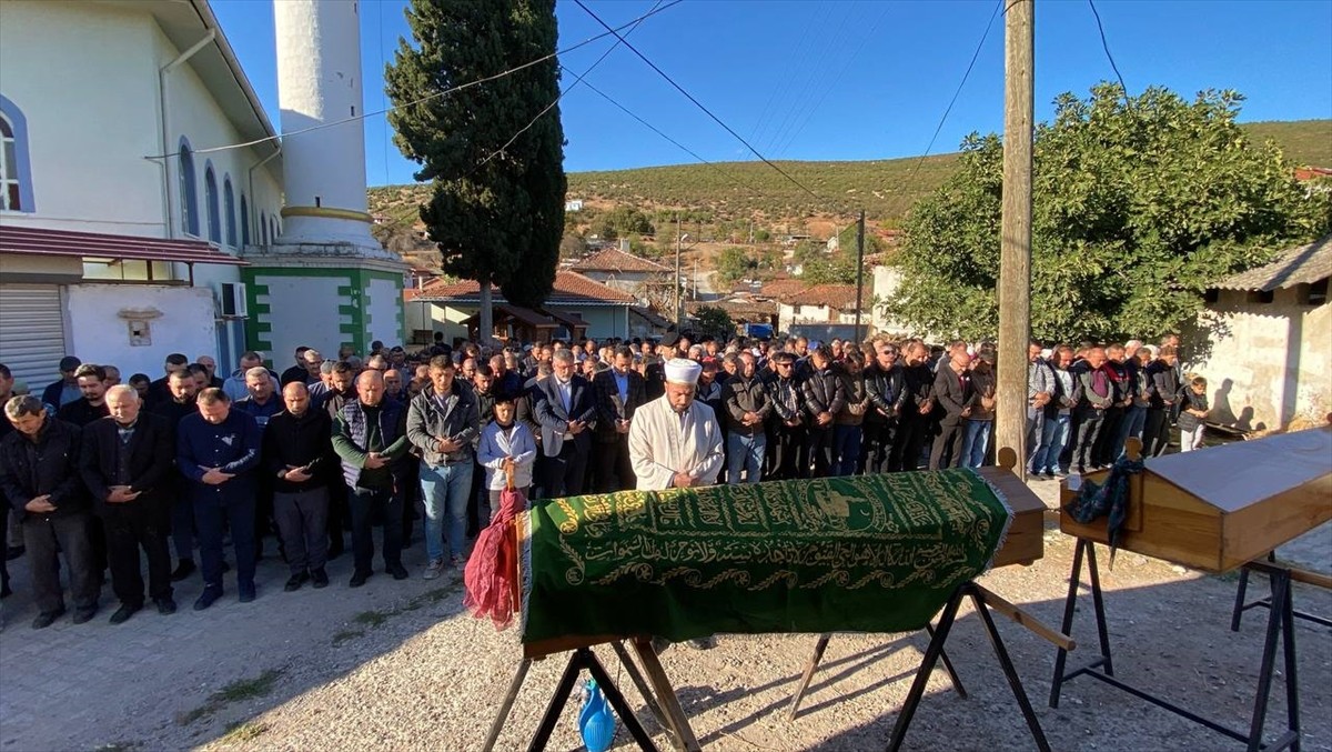 Aksaray'da tur otobüsünün devrilmesiyle yaşamını yitiren 6 kişiden 4'ünün cenazeleri, Balıkesir'in...