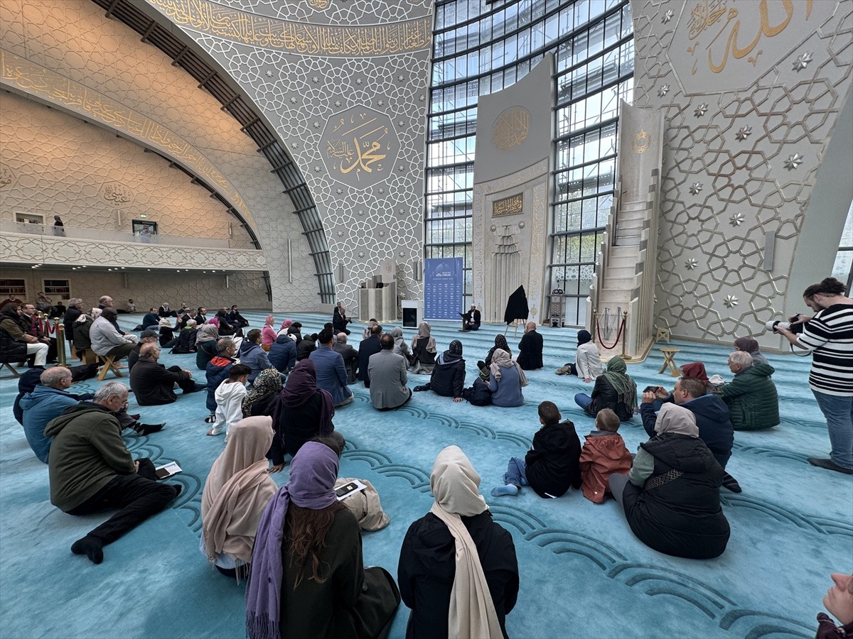 İki Almanya'nın birleşme yıl dönümü dolayısıyla ülkedeki camilerde geleneksel hale gelen 