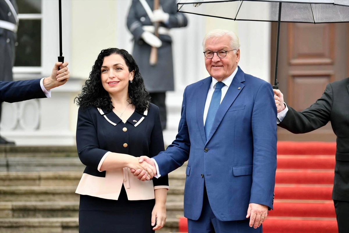 Almanya Cumhurbaşkanı Frank-Walter Steinmeier (sağda), Cumhurbaşkanlığı Sarayı Schloss Bellevue'da...