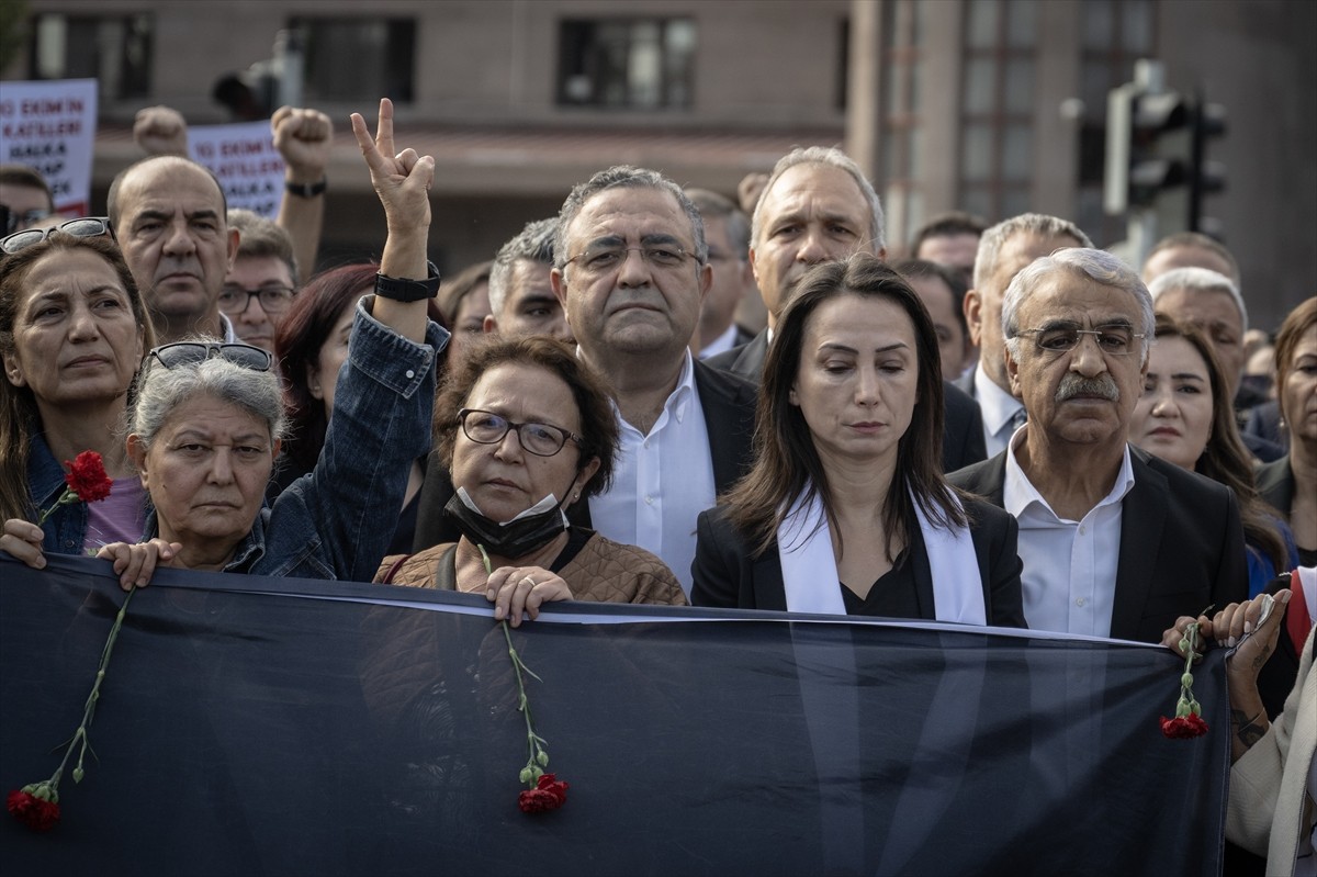 Ankara Garı önünde, 10 Ekim 2015'te terör örgütü DEAŞ mensubu iki canlı bombanın gerçekleştirdiği...