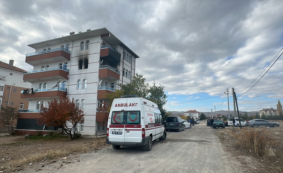 Ankara'nın Çubuk ilçesinde 4 katlı binada çıkan yangında bir daire kullanılamaz hale geldi.