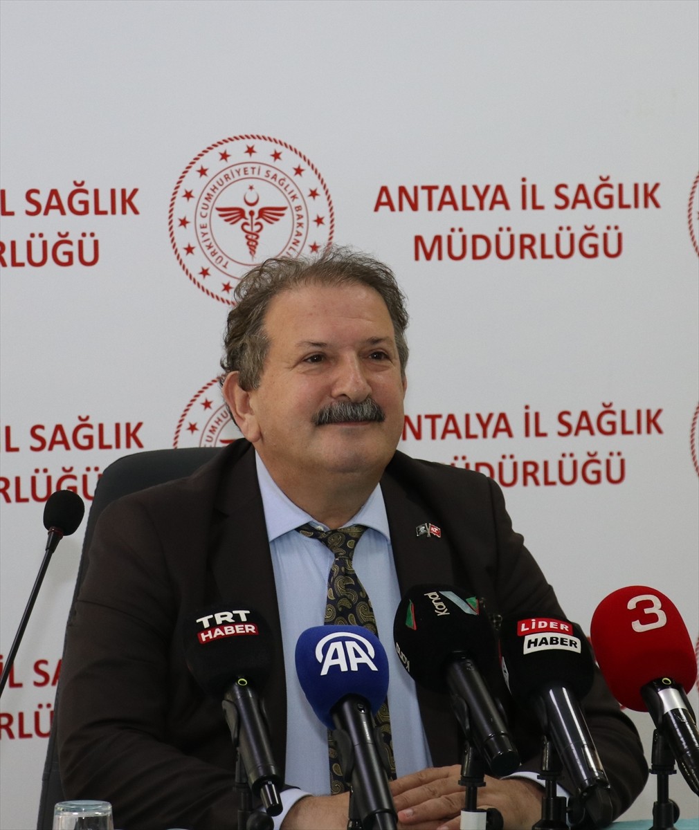 Antalya İl Sağlık Müdürü Prof. Dr. Behzat Özkan, İl Sağlık Müdürlüğü'nde düzenlenen toplantıda...