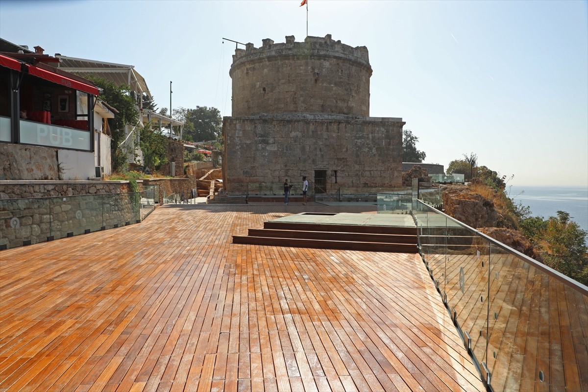 Antalya'nın simgelerinden tarihi Hıdırlık Kulesi'nde yürütülen 