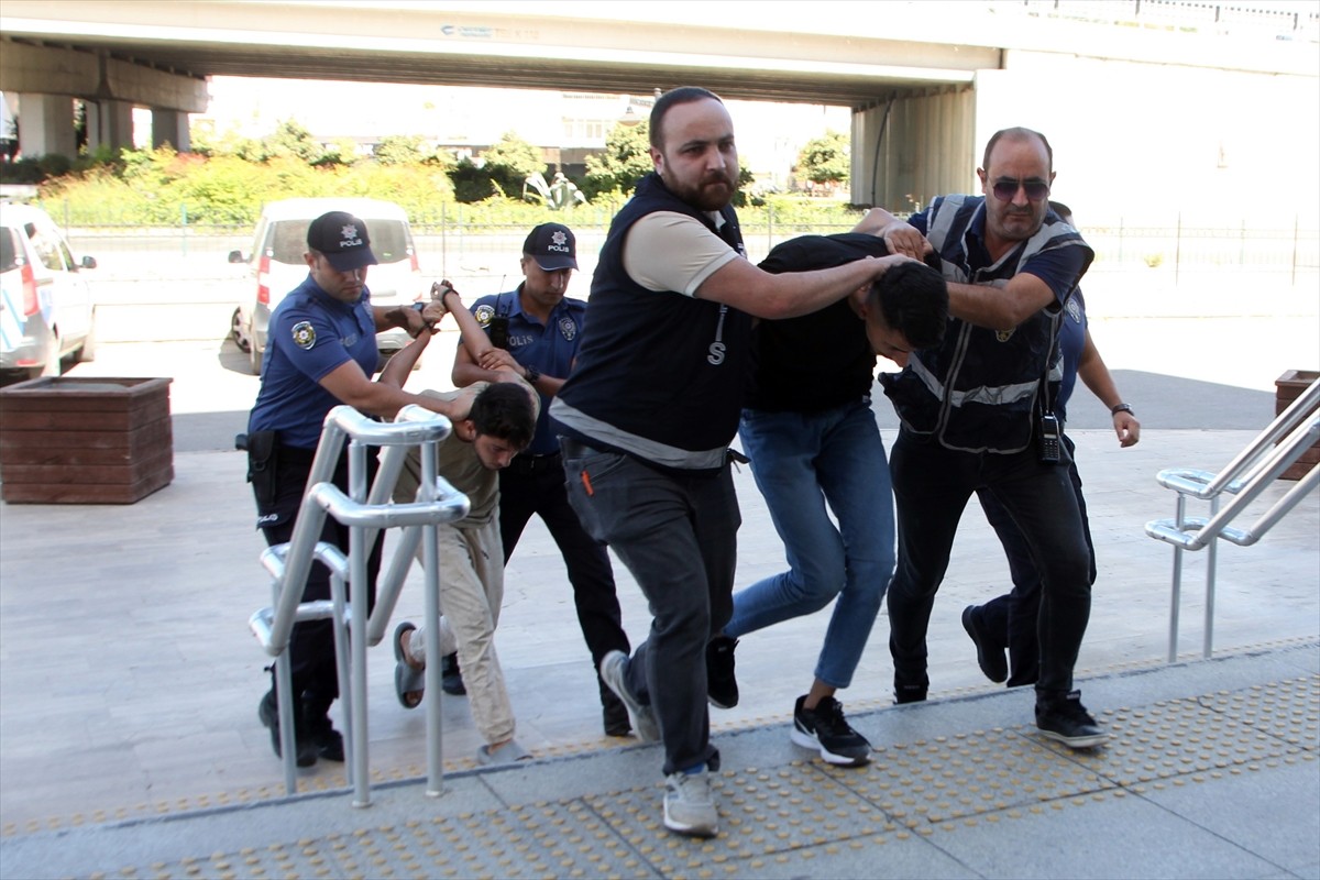 Antalya'nın Serik ilçesinde bir polis memurunun ağır yaralandığı silahlı saldırıya ilişkin...