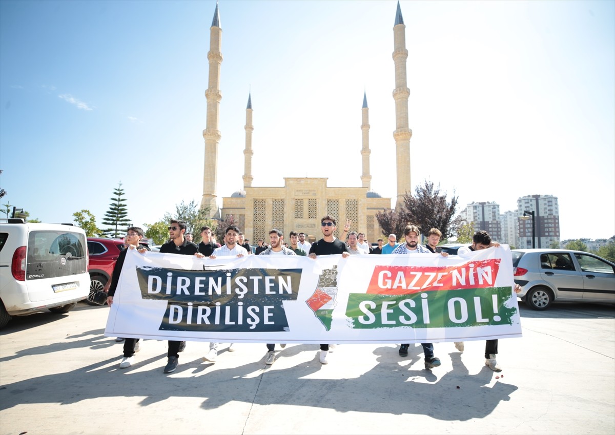 Antalya'da, Türkiye Gençlik Vakfı (TÜGVA) İl Temsilciliğince, İsrail'in Filistin'e yönelik...