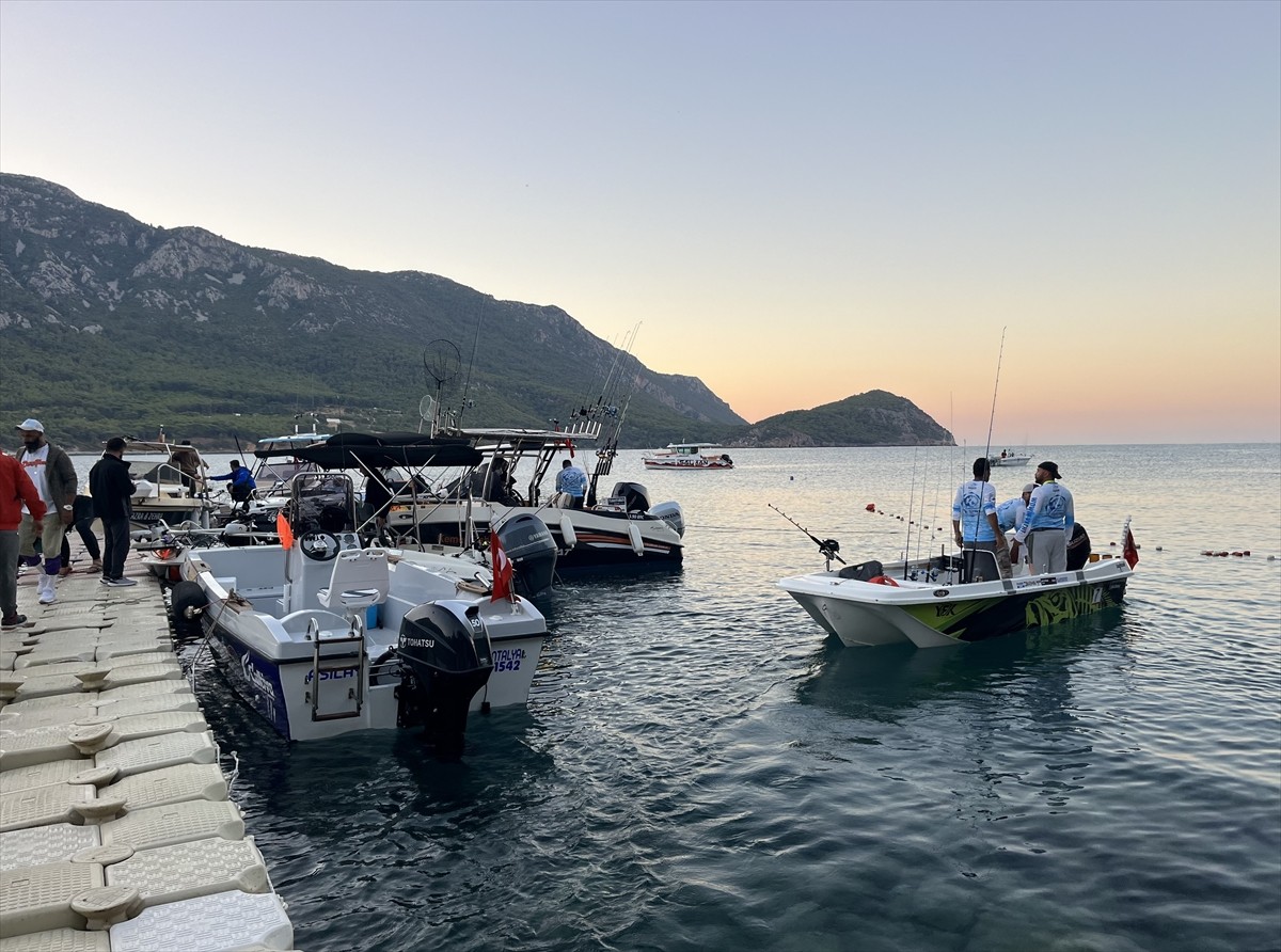 Antalya'nın Kumluca ilçesinde 50 tekne ve 150 kişinin katılımıyla düzenlenen amatör balık tutma...