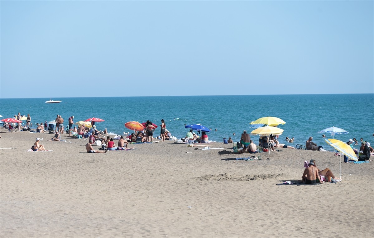 Antalya'da sıcak hava ve nemden bunalan kent sakinleri ile turistler, Konyaaltı ve Lara...