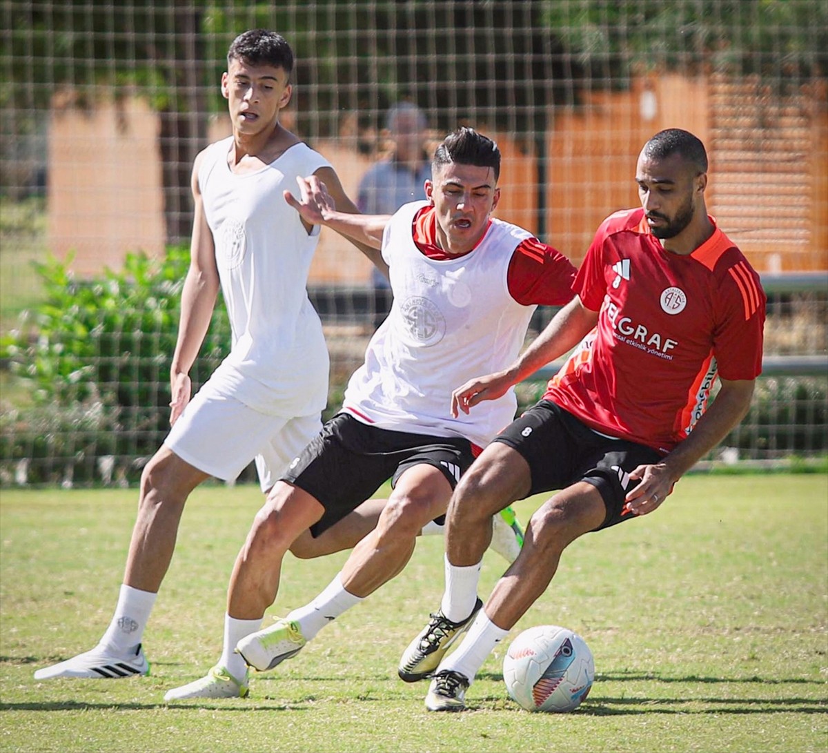 Onvo Antalyaspor, Trendyol Süper Lig'in 10. haftasında Corendon Alanyaspor ile deplasmanda...