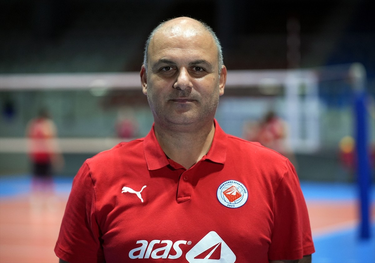 Vodafone Sultanlar Ligi'nde ilk kez mücadele edecek İzmir takımı Aras Kargo, TVF Atatürk Voleybol...