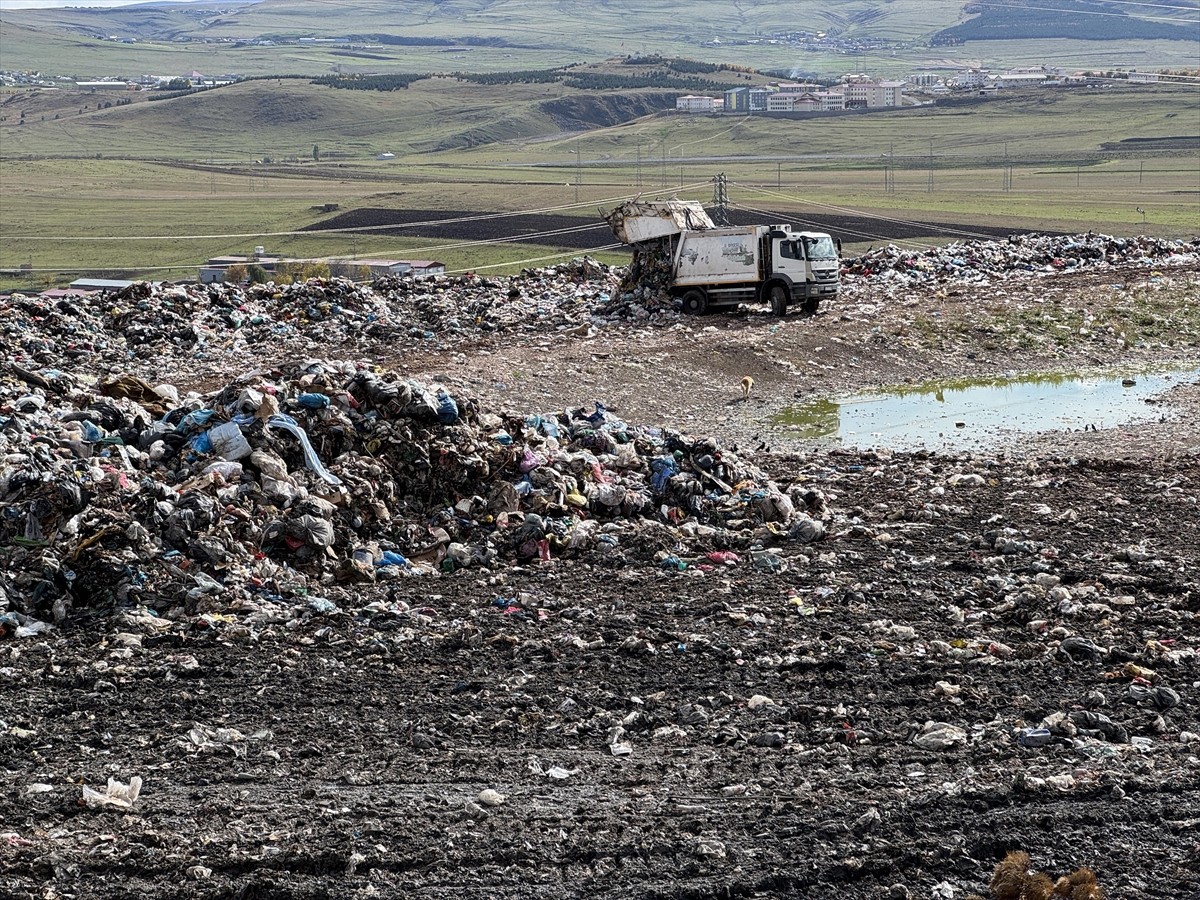 Ardahan Belediyesi sorumluluğundaki çöp toplama merkezinde çalışma yapan İl Özel İdaresi ekipleri...