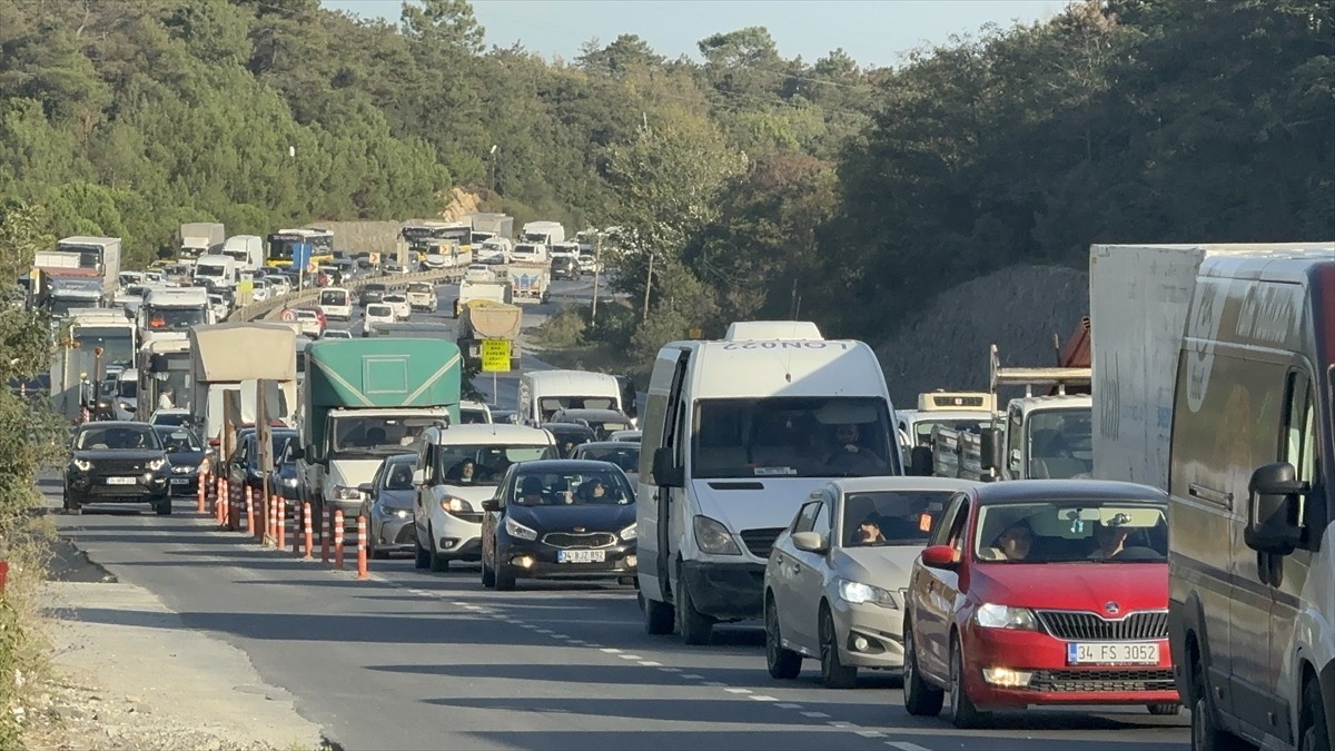 Arnavutköy'de, İstanbul Su ve Kanalizasyon İdaresi (İSKİ) tarafından başlatılan yol çalışması...