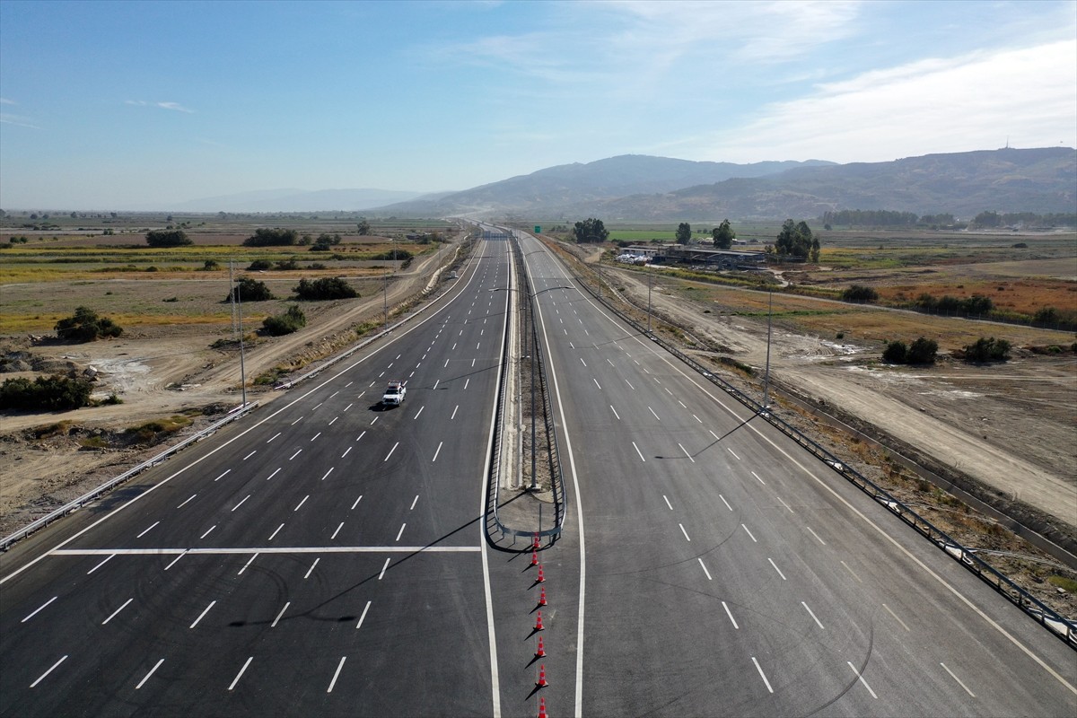 Aydın-Denizli Otoyolu'nun tamamının trafiğe açılması dolayısıyla Aydın gişelerinde program...