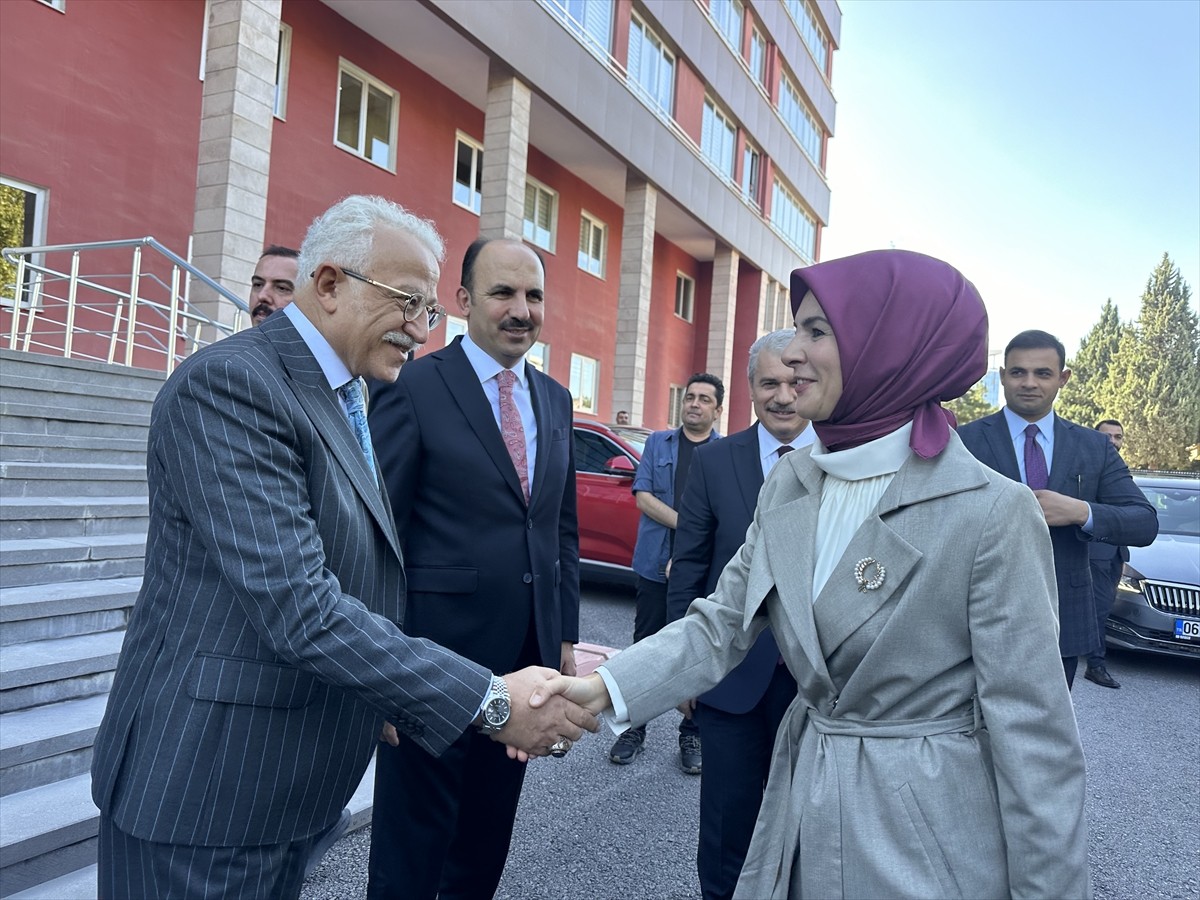 Aile ve Sosyal Hizmetler Bakanı Mahinur Özdemir Göktaş (sağda), Konya ziyareti kapsamında Vali...