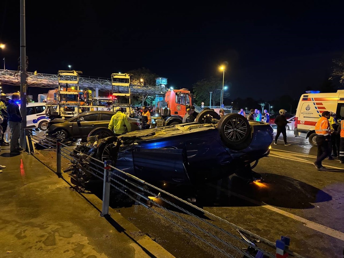 Bakırköy'de, kontrolden çıkan otomobilin karşı şeride geçerek 2 araca çarpması sonucu 4 kişi...